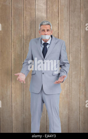 Zusammengesetztes Bild der Geschäftsmann mit Klebeband am Mund geknebelt Stockfoto
