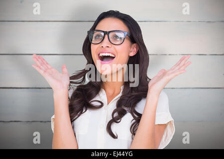 Zusammengesetztes Bild der hübsche Brünette in Hipster Gläser Stockfoto