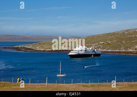 Vor Anker Kreuzfahrtschiff in Bucht West Point Island Falkland-Inseln Stockfoto