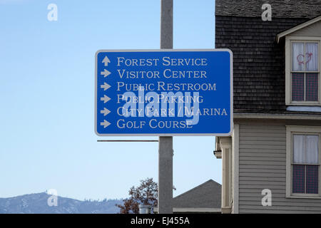 Ein Zeichen befindet sich in Chelan leitet Besucher zu verschiedenen Agenturen, Organisationen und Dienstleistungen. Stockfoto