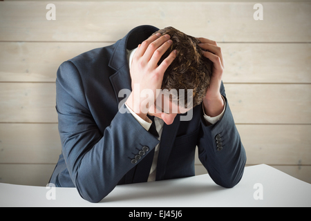 Zusammengesetztes Bild der Geschäftsmann mit Kopf in Händen Stockfoto