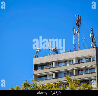 Antennen auf dem Dach eines hohen Gebäudes Stockfoto