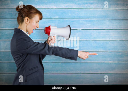 Zusammengesetztes Bild der Geschäftsfrau mit Lautsprecher Stockfoto