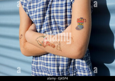 Sechs Jahre altes Mädchen tragen ihre Schuluniform und Fake Tattoos auf den letzten Tag der Schule für das Jahr in Australien. Stockfoto