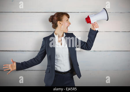 Zusammengesetztes Bild der Geschäftsfrau mit Lautsprecher Stockfoto