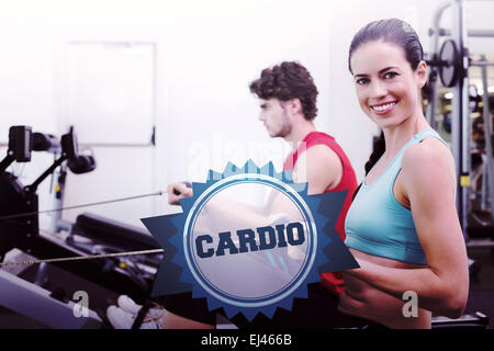 Das Wort Cardio- und lächelnde Brünette erarbeiten Stockfoto