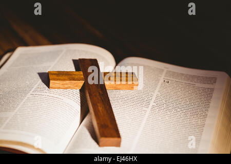 Aufgeschlagene Bibel mit Kreuz-Symbol Stockfoto