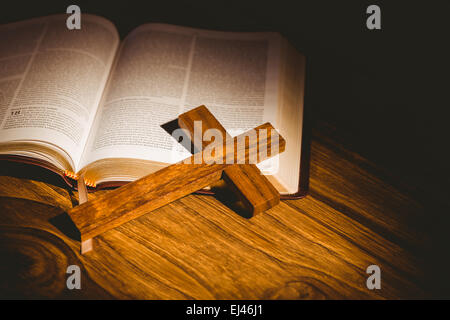 Aufgeschlagene Bibel mit Kreuz-Symbol Stockfoto