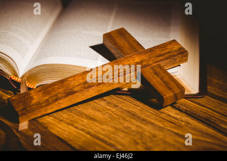 Aufgeschlagene Bibel mit Kreuz-Symbol Stockfoto