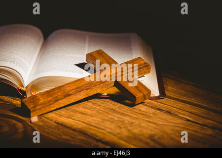 Aufgeschlagene Bibel mit Kreuz-Symbol Stockfoto