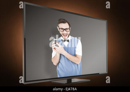 Zusammengesetztes Bild geeky Hipster hält ein Retro-Handy Stockfoto