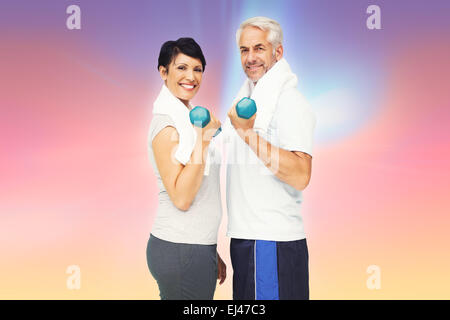 Zusammengesetztes Bild Porträt von einem Fit älteres Paar Training mit Hanteln Stockfoto