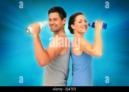 Das zusammengesetzte Bild von Happy fit junges Paar mit Wasserflaschen Stockfoto