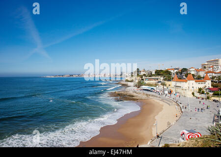 Resort Stadt Estoril in Portugal, Blick über den Strand von der Strandpromenade und den Atlantischen Ozean. Stockfoto