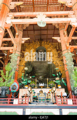 Die weltweit größte Bronzestatue des Buddha Vairocana, auf Japanisch als Daibutsu bekannt, in der Großen Buddha Halle, Daibutsuden, Todai-ji, Nara. Stockfoto