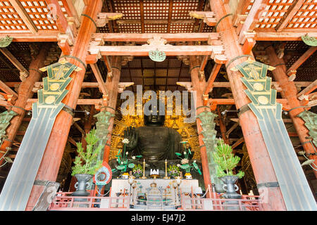 Die weltweit größte Bronzestatue des Buddha Vairocana, auf Japanisch als Daibutsu bekannt, in der Großen Buddha Halle, Daibutsuden, Todai-ji, Nara. Stockfoto