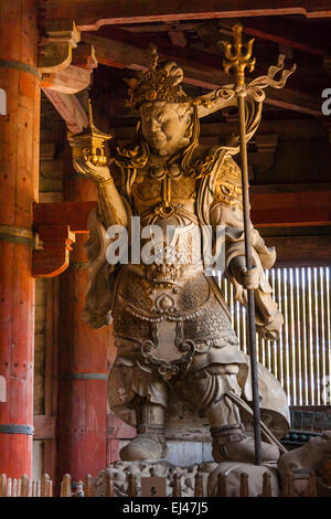 Tonstatue von Bishamonten, oder Bishamon, einer der Wächter der vier Richtungen, der Gott des Heilens, im Daibutsuden, Todaiji Tempel in Nara. Stockfoto