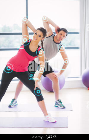 Zusammengesetztes Bild von zwei Menschen, die Kraft-Fitness-Übung am Yoga-Kurs Stockfoto