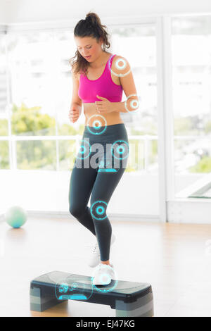 Zusammengesetztes Bild voller Länge ein Fit Frau darstellende Step-Aerobic ausüben Stockfoto