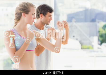 Zusammengesetztes Bild von Ernst paar stehen in Boxen Haltung im Fitness-studio Stockfoto