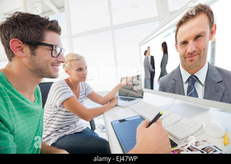 Zusammengesetztes Bild stolz posieren vor seinem Team-Manager Stockfoto