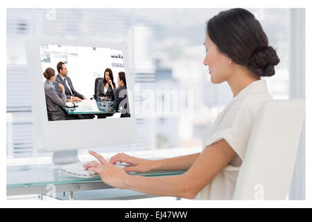 Zusammengesetztes Bild des nachdenklichen Geschäftsfrau im Gespräch mit ihrem Team während eines Meetings Stockfoto