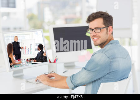 Zusammengesetztes Bild der Geschäftsfrau, die Berichterstattung an Umsatz in einem seminar Stockfoto