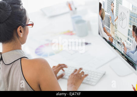 Zusammengesetztes Bild von Geschäftsleuten im Büro bei Präsentation Stockfoto