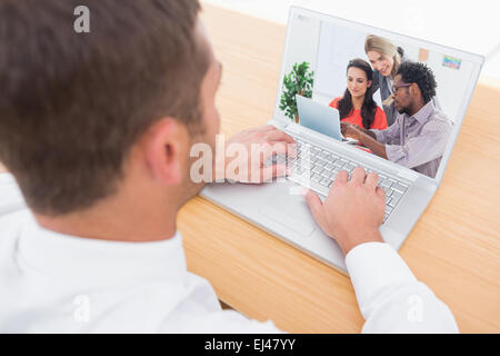 Zusammengesetztes Bild von drei Designern zusammen auf einem laptop Stockfoto