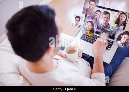 Zusammengesetztes Bild der Vogelperspektive Ansicht des jungen Mannes mit seinem laptop Stockfoto