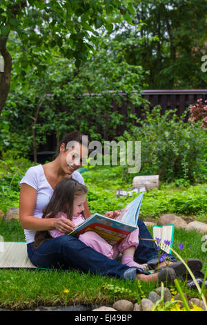 Mutter und Tochter Buch im freien Bildung Stockfoto