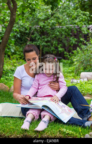 Mutter und Tochter Buch im freien Bildung Stockfoto