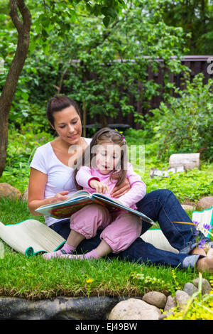 Mutter und Tochter Buch im freien Bildung Stockfoto