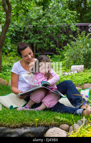 Mutter und Tochter Buch im freien Bildung Stockfoto