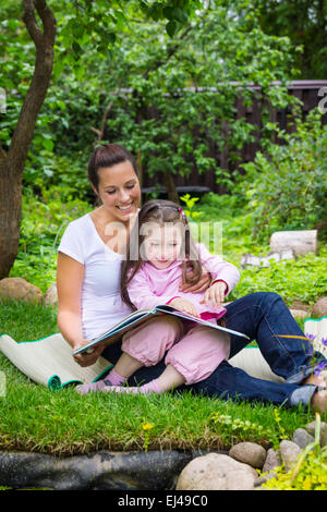 Mutter und Tochter Buch im freien Bildung Stockfoto