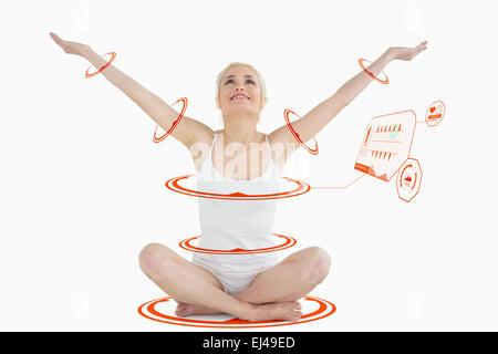 Zusammengesetztes Bild von getönten junge Frau sitzt mit ausgestreckten Armen Stockfoto