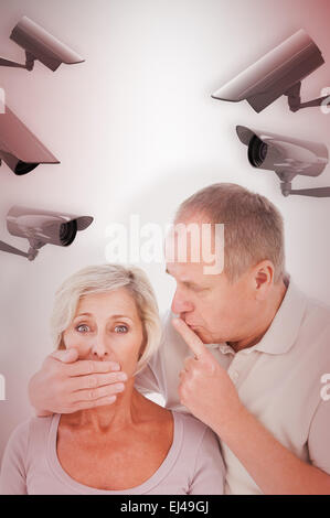 Zusammengesetztes Bild des Menschen, seine ängstliche Partner zum Schweigen zu bringen Stockfoto