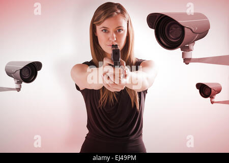 Zusammengesetztes Bild der Femme Fatale zeigenden Waffe auf Kamera Stockfoto