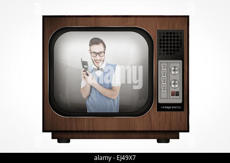 Zusammengesetztes Bild geeky Hipster hält ein Retro-Handy Stockfoto