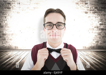Zusammengesetztes Bild des lächelnden geeky Hipster Blick in die Kamera Stockfoto