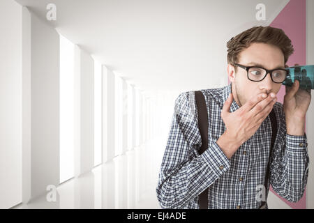 Zusammengesetztes Bild von geeky Geschäftsmann Abhören mit Tasse Stockfoto