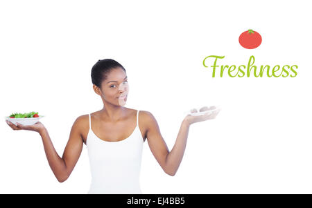 Frische gegen hübsche Frau zu essen gesund oder nicht entscheiden Stockfoto