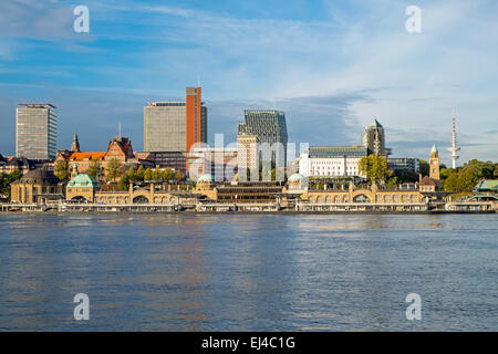 Die berühmten Landungsbrücken in Hamburg, Deutschland, mit der Elbe Stockfoto