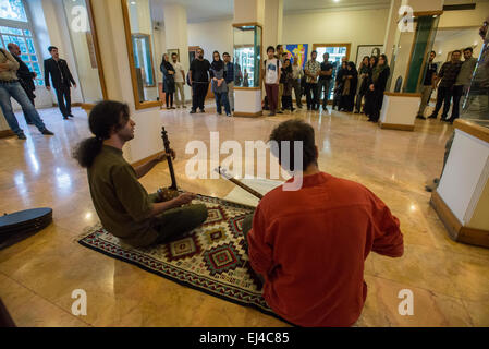 Musiker spielen traditionelle iranische Lieder während der 2. Grand Festival der Kunst für den Frieden in Teheran, Iran Stockfoto
