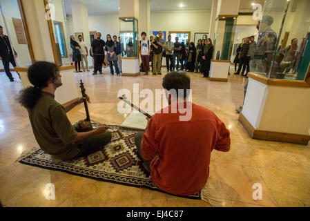 Musiker spielen traditionelle iranische Lieder während der 2. Grand Festival der Kunst für den Frieden in Teheran, Iran Stockfoto