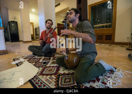 Musiker spielen traditionelle iranische Lieder während der 2. Grand Festival der Kunst für den Frieden in Teheran, Iran Stockfoto