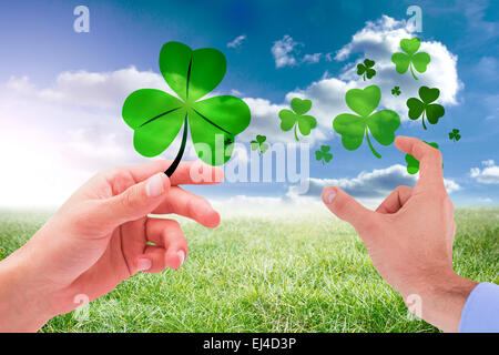 Zusammengesetztes Bild des Kaufmanns an Hand heraus in Präsentation Stockfoto