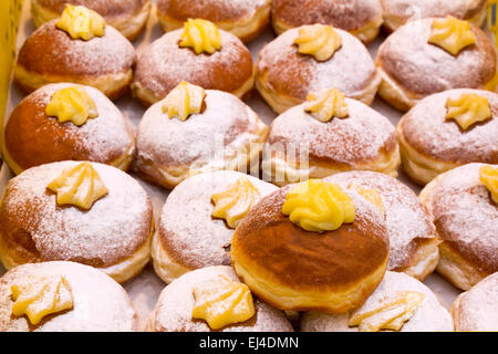 Verschiedene warme und süße Krapfen in eine Markt-Bäckerei Stockfoto