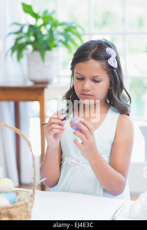 Niedliche Mädchen bemalen von Ostereiern Stockfoto
