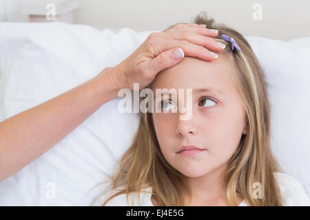 Mutter ihre Töchter Temperaturmessung Stockfoto